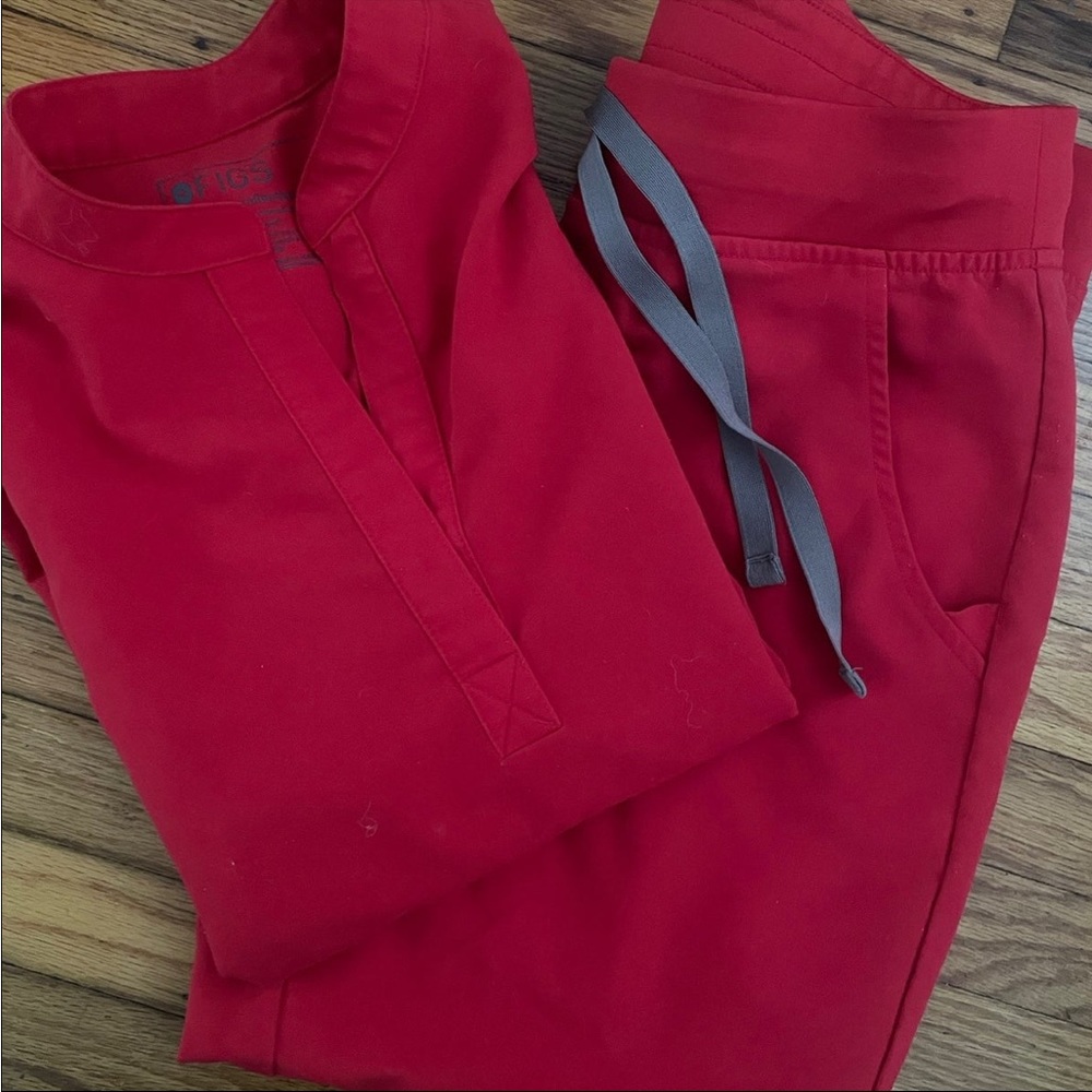 FIGS red set scrubs